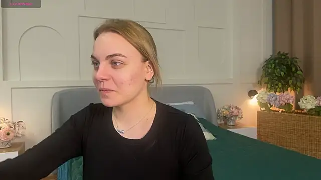 Snapshot of Glow_Margo chatting on 03/13/26, 01:23 Glow Margo online show from 03/13/26, 01:23