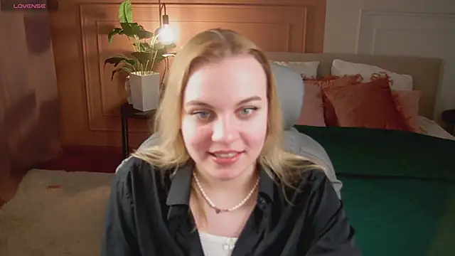 Snapshot of Glow_Margo chatting on 04/18/26, 01:09 Glow Margo online show from 04/18/26, 01:09