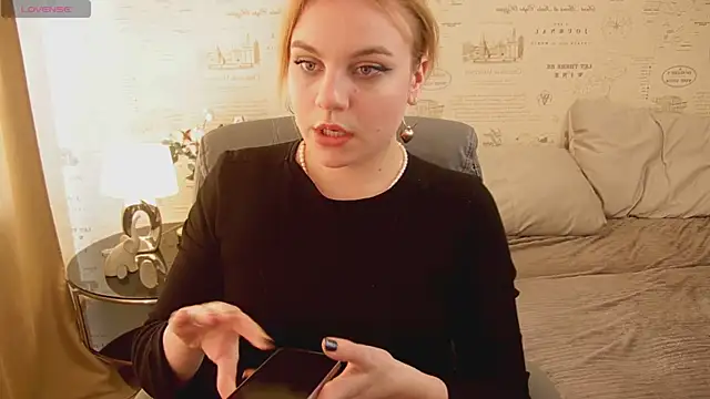 Snapshot of Glow_Margo chatting on 06/06/26, 01:00 Glow Margo online show from 06/06/26, 01:00
