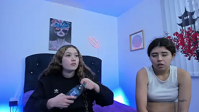 Snapshot of valeria_and_zoe chatting on 03/19/26, 04:00 valeria and zoe online show from 03/19/26, 04:00