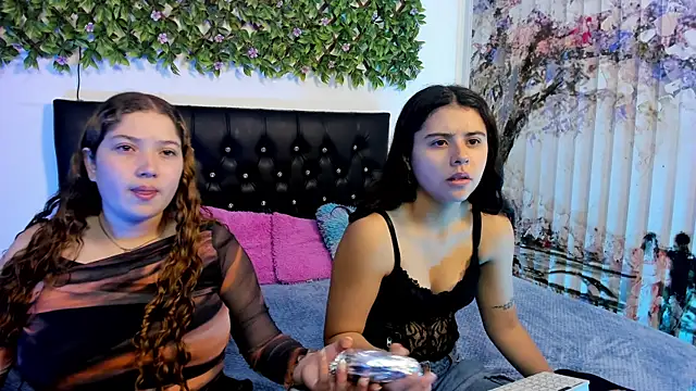 Snapshot of valeria_and_zoe chatting on 05/08/26, 02:11 valeria and zoe online show from 05/08/26, 02:11