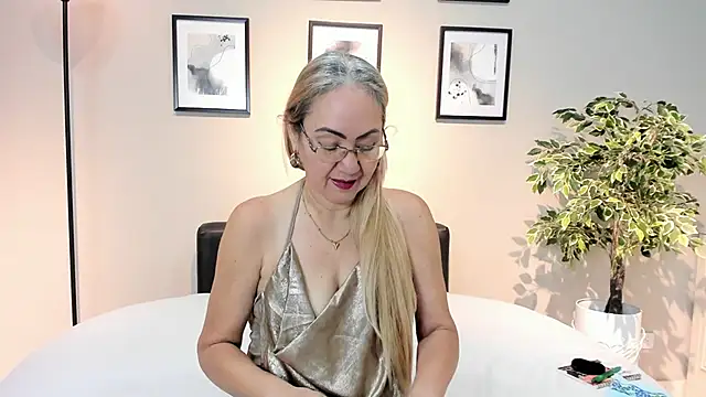 Snapshot of Victoria_Firee chatting on 04/06/26, 12:06 Victoria Firee online show from 04/06/26, 12:06