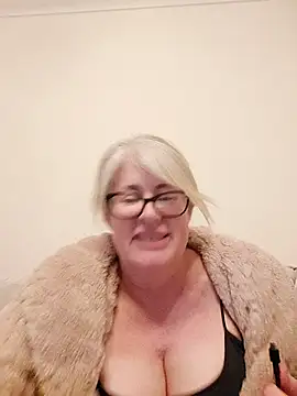 Snapshot of FlirtyFleur-x chatting on 03/29/26, 12:43 FlirtyFleur-x online show from 03/29/26, 12:43