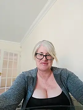 Snapshot of FlirtyFleur-x chatting on 04/07/26, 01:22 FlirtyFleur-x online show from 04/07/26, 01:22