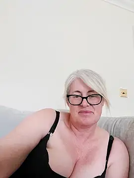Snapshot of FlirtyFleur-x chatting on 04/28/26, 02:22 FlirtyFleur-x online show from 04/28/26, 02:22