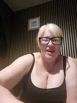 Snapshot of FlirtyFleur-x chatting on 05/16/26, 09:13 FlirtyFleur-x online show from 05/16/26, 09:13