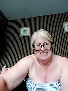 Snapshot of FlirtyFleur-x chatting on 06/08/26, 08:37 FlirtyFleur-x online show from 06/08/26, 08:37