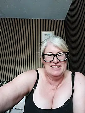 Snapshot of FlirtyFleur-x chatting on 06/14/26, 10:39 FlirtyFleur-x online show from 06/14/26, 10:39