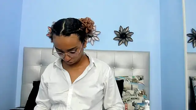 Snapshot of Saray_sexylove chatting on 04/09/26, 11:48 Saray sexylove online show from 04/09/26, 11:48