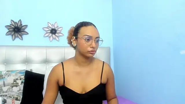Snapshot of Saray_sexylove chatting on 04/18/26, 11:36 Saray sexylove online show from 04/18/26, 11:36