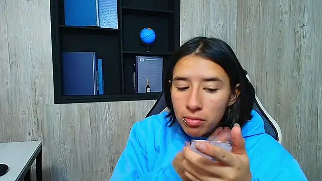 Snapshot of LilyRossi_ chatting on 05/01/26, 12:10 LilyRossi online show from 05/01/26, 12:10