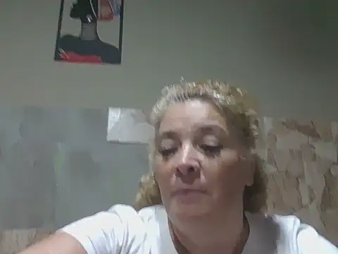 Snapshot of momismilf544 chatting on 03/30/26, 12:11 momismilf544 online show from 03/30/26, 12:11