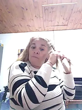 Snapshot of momismilf544 chatting on 05/22/26, 11:32 momismilf544 online show from 05/22/26, 11:32
