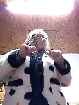 Snapshot of momismilf544 chatting on 05/24/26, 05:01 momismilf544 online show from 05/24/26, 05:01