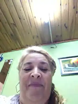 Snapshot of momismilf544 chatting on 05/31/26, 10:44 momismilf544 online show from 05/31/26, 10:44