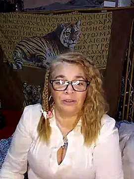 Snapshot of momismilf544 chatting on 06/05/26, 06:52 momismilf544 online show from 06/05/26, 06:52