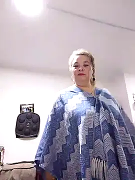 Snapshot of momismilf544 chatting on 06/14/26, 04:36 momismilf544 online show from 06/14/26, 04:36