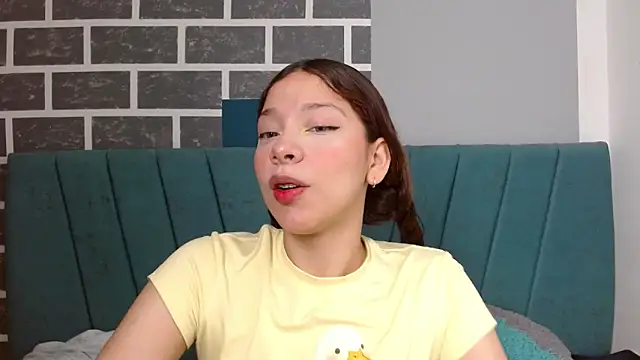 Snapshot of Sweet_kitty_05 chatting on 04/17/26, 12:13 Sweet kitty 05 online show from 04/17/26, 12:13