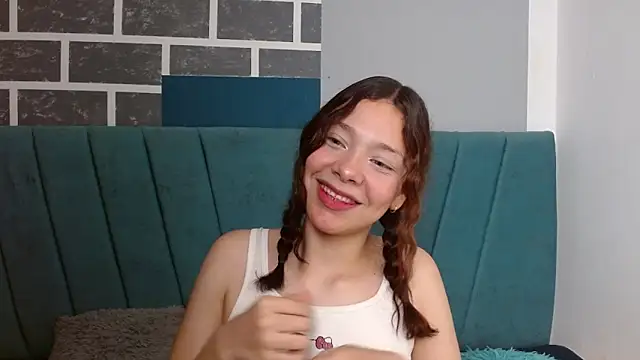 Snapshot of Sweet_kitty_05 chatting on 04/21/26, 02:51 Sweet kitty 05 online show from 04/21/26, 02:51
