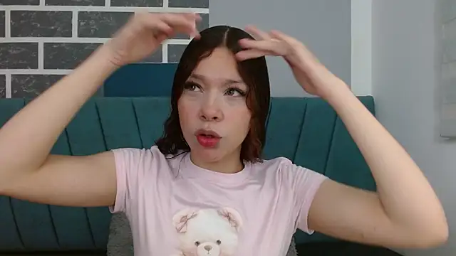 Snapshot of Sweet_kitty_05 chatting on 05/01/26, 11:42 Sweet kitty 05 online show from 05/01/26, 11:42