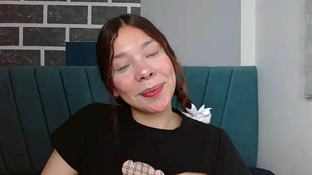 Snapshot of Sweet_kitty_05 chatting on 05/05/26, 12:40 Sweet kitty 05 online show from 05/05/26, 12:40