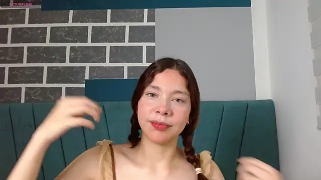Snapshot of Sweet_kitty_05 chatting on 05/16/26, 11:36 Sweet kitty 05 online show from 05/16/26, 11:36