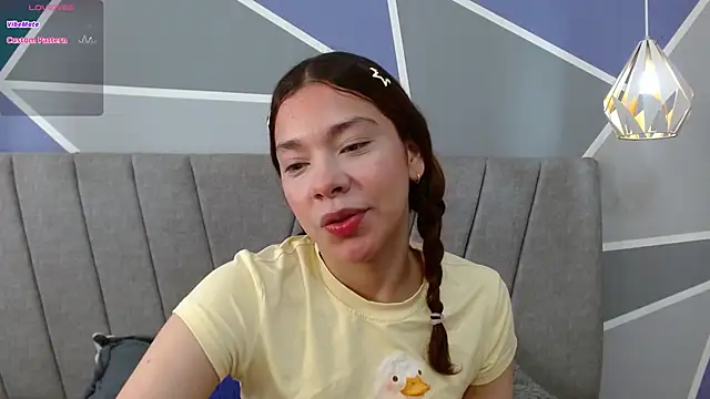 Snapshot of Sweet_kitty_05 chatting on 06/12/26, 05:45 Sweet kitty 05 online show from 06/12/26, 05:45