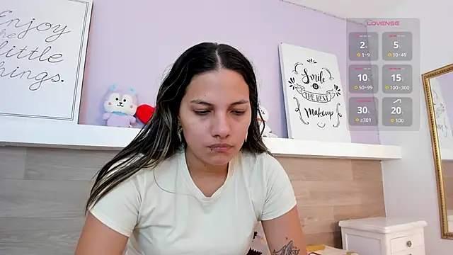 Snapshot of EmmaSanchez_ chatting on 05/26/26, 01:40 EmmaSanchez online show from 05/26/26, 01:40