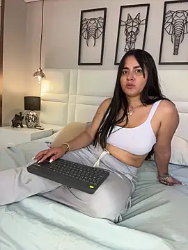 Snapshot of alejandra__garcia chatting on 03/29/26, 02:33 alejandra garcia online show from 03/29/26, 02:33