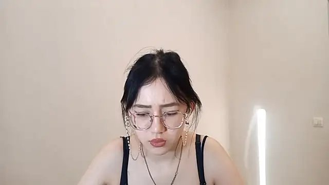 Snapshot of SolvedGlobe chatting on 04/06/26, 02:07 SolvedGlobe online show from 04/06/26, 02:07