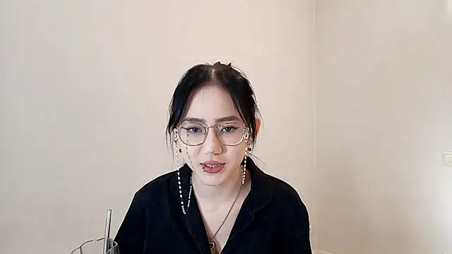 Snapshot of SolvedGlobe chatting on 04/23/26, 01:24 SolvedGlobe online show from 04/23/26, 01:24
