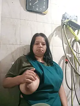 Snapshot of roxana_e43 chatting on 06/12/26, 04:44 roxana e43 online show from 06/12/26, 04:44