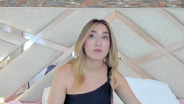 Snapshot of lucy_davies chatting on 05/16/26, 03:22 lucy davies online show from 05/16/26, 03:22