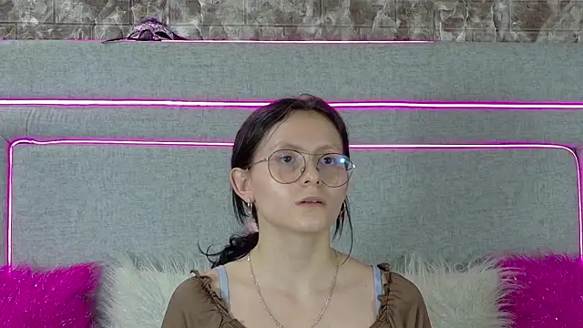 Naomimolie online show from 07/16/26, 12:00