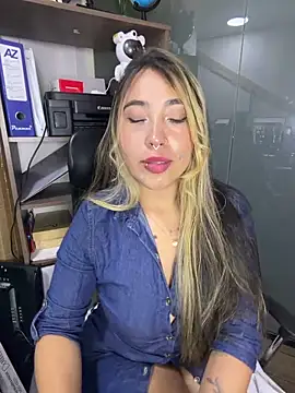 ManuelaVeeleez online show from 06/05/26, 04:19