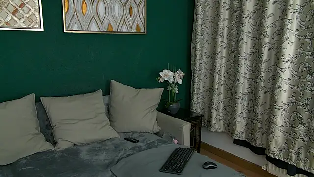 Snapshot of SkinnyNatty chatting on 04/17/26, 03:53 SkinnyNatty online show from 04/17/26, 03:53