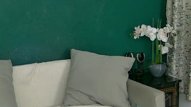 Snapshot of SkinnyNatty chatting on 06/04/26, 03:45 SkinnyNatty online show from 06/04/26, 03:45