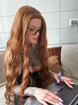 Snapshot of SkinnyLilly chatting on 07/03/26, 02:45 SkinnyLilly online show from 07/03/26, 02:45