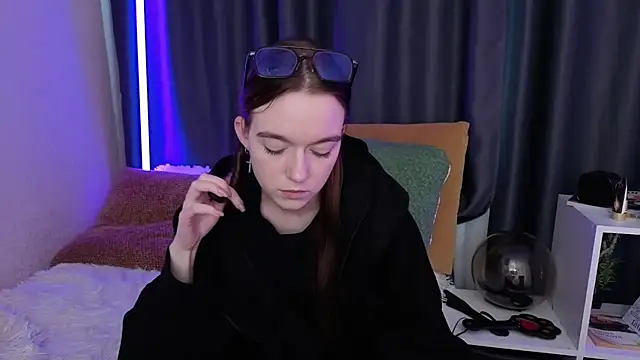 SunyLily online show from 06/07/26, 06:39
