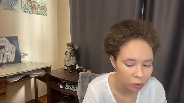 Snapshot of Selena_blom chatting on 03/22/26, 08:07 Selena blom online show from 03/22/26, 08:07