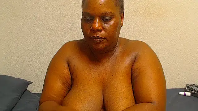 Snapshot of Busty42DDZA chatting on 05/01/26, 04:17 Busty42DDZA online show from 05/01/26, 04:17