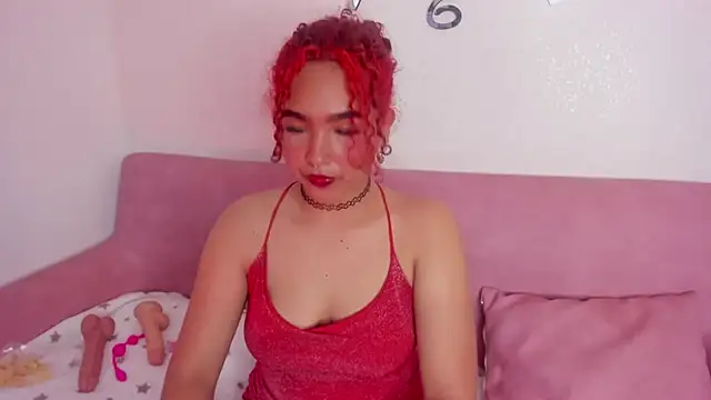 Snapshot of CoralineRed chatting on 06/01/26, 07:26 CoralineRed online show from 06/01/26, 07:26