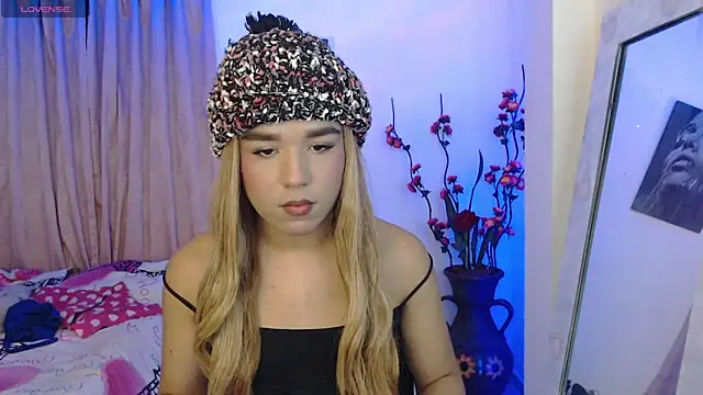 Snapshot of Candyy_doll__ chatting on 03/06/26, 08:05 Candyy doll online show from 03/06/26, 08:05