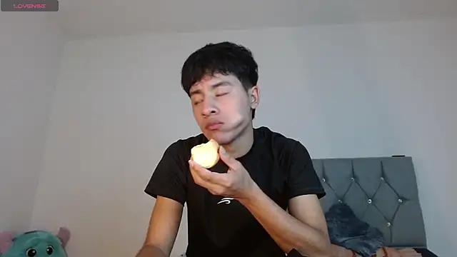 Snapshot of Sebas_fire4 chatting on 05/19/26, 10:38 Sebas fire4 online show from 05/19/26, 10:38