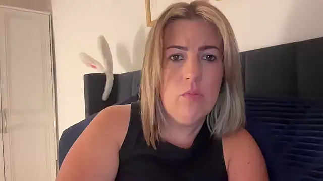 annabellewarick online show from 06/16/26, 08:22
