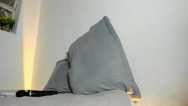 Hannah White  online show from 07/06/26, 07:49