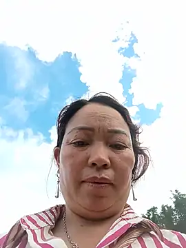 Yellow-pink online show from 07/27/26, 10:44