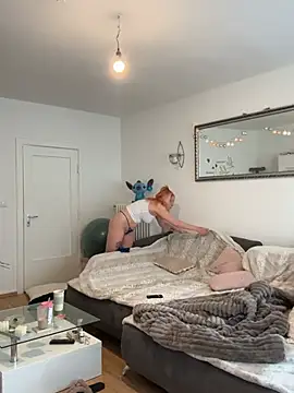 Snapshot of Fiebie_licious_ chatting on 05/13/26, 04:15 Fiebie licious online show from 05/13/26, 04:15