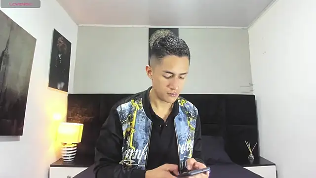 Snapshot of _Alan_Walker_1 chatting on 04/21/26, 02:01 Alan Walker 1 online show from 04/21/26, 02:01