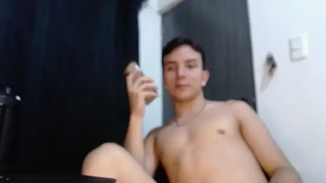 Snapshot of Brian_XXX chatting on 04/09/26, 11:43 Brian XXX online show from 04/09/26, 11:43
